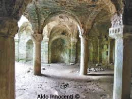 ABBAZIA DI S. SALVATORE DI GIUGNANO: CRIPTA 1' IMMAGINE